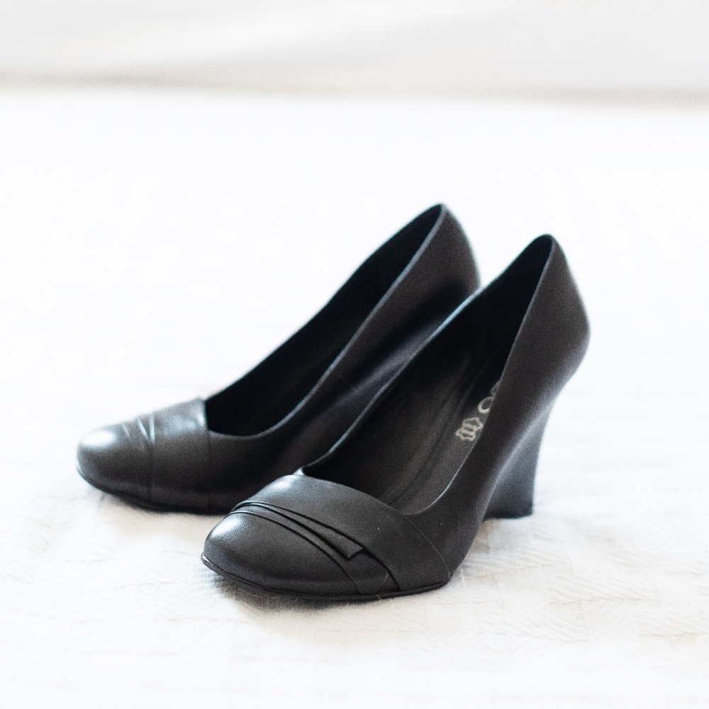 Aldo black leather wedges 38